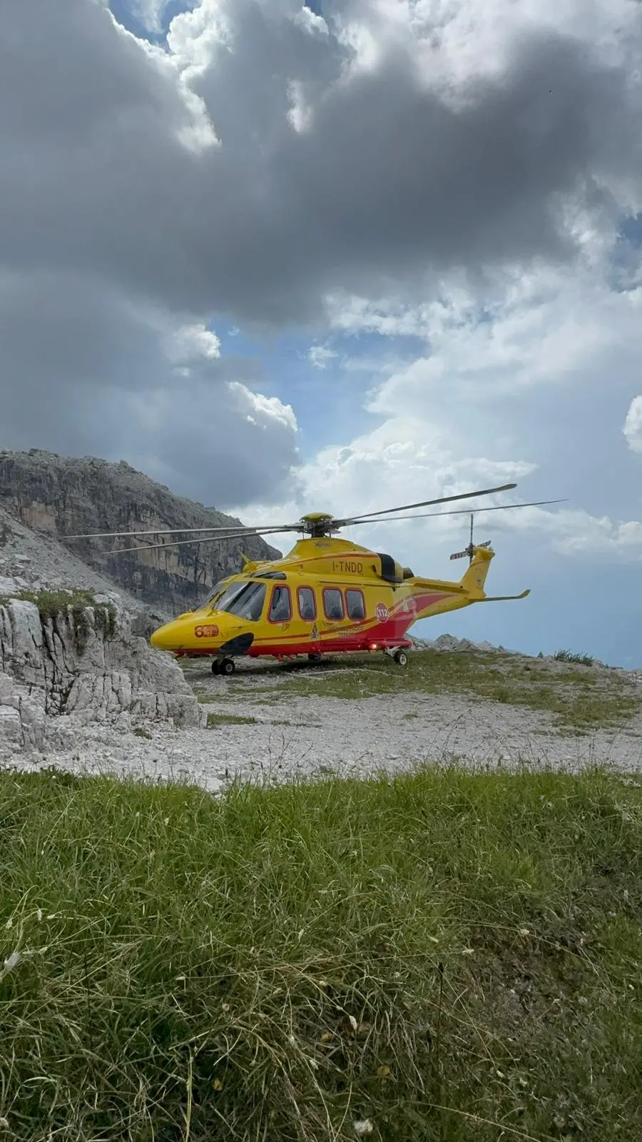 Dolomiti: climber precipita lungo la via Alimonta-Vidi, recuperata e portata al S.Chiara in elicottero