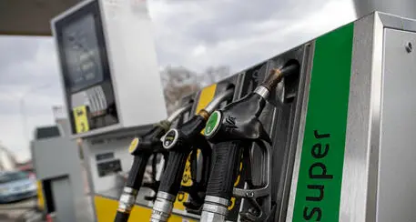 Benzina e diesel alla pari, i gestori: “Via libera alle accise variabili, no ai cartelloni con i prezzi medi”