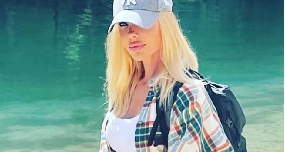 Ilary Blasi è in vacanza al lago di Braies: le foto sui social