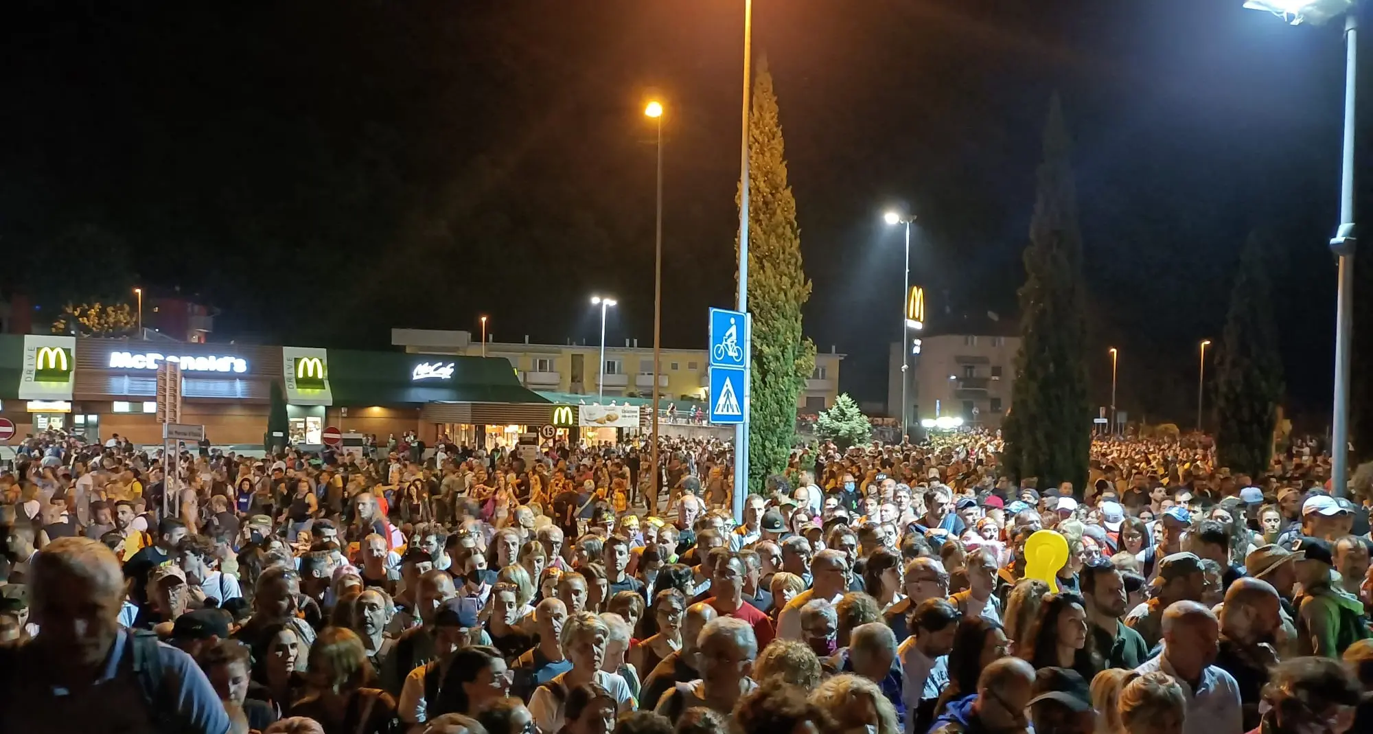 Ore 1, il grande blocco sul ponte al Marinaio, e la gente invade la ferrovia: il deflusso dura ore e ore, ecco l’infermo della rotatoria