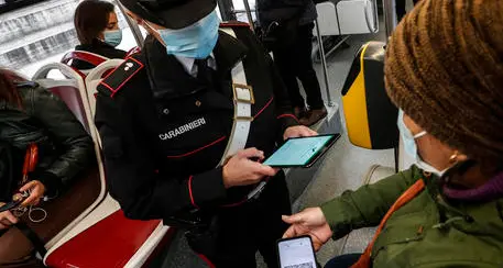 Il Super Green Pass non servirà più al lavoro per gli over 50, su bus e metro. Eliminati i colori delle Regioni