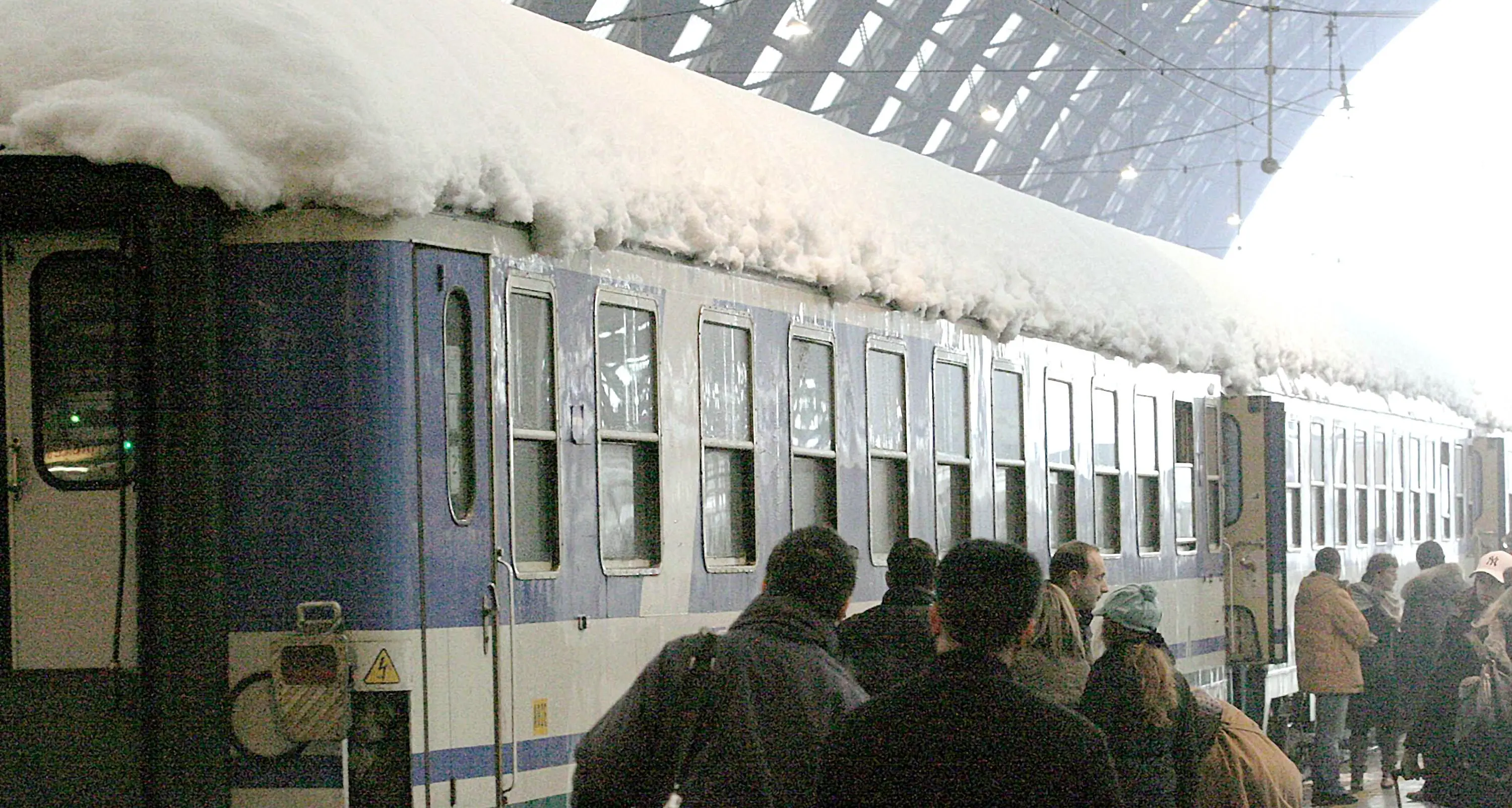 Nevicata in arrivo, anche le Ferrovie riducono i treni e scatta il «piano neve» con le corse raschia-ghiaccio per liberare gli scambi