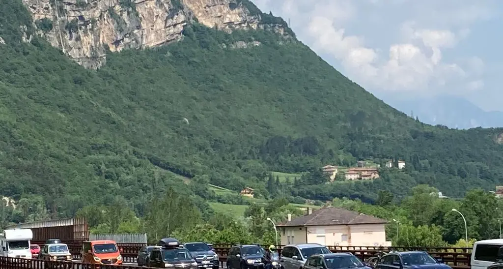 Traffico sull’A22, automobilisti in coda a Trento sud: rallentamenti fino ad Affi