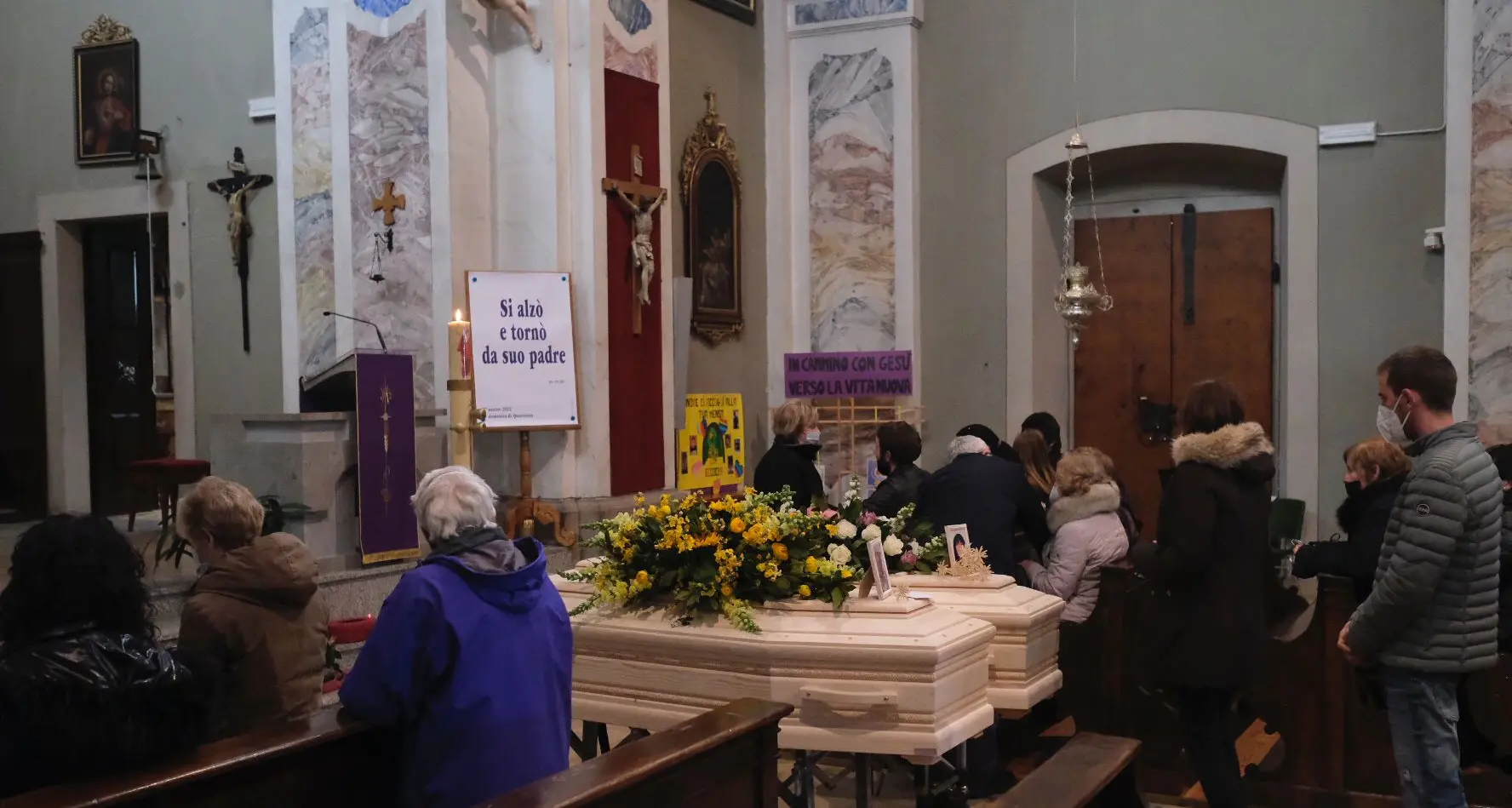 Due bare affiancate, una grande tragedia: i funerali a Castello Molina di Fiemme