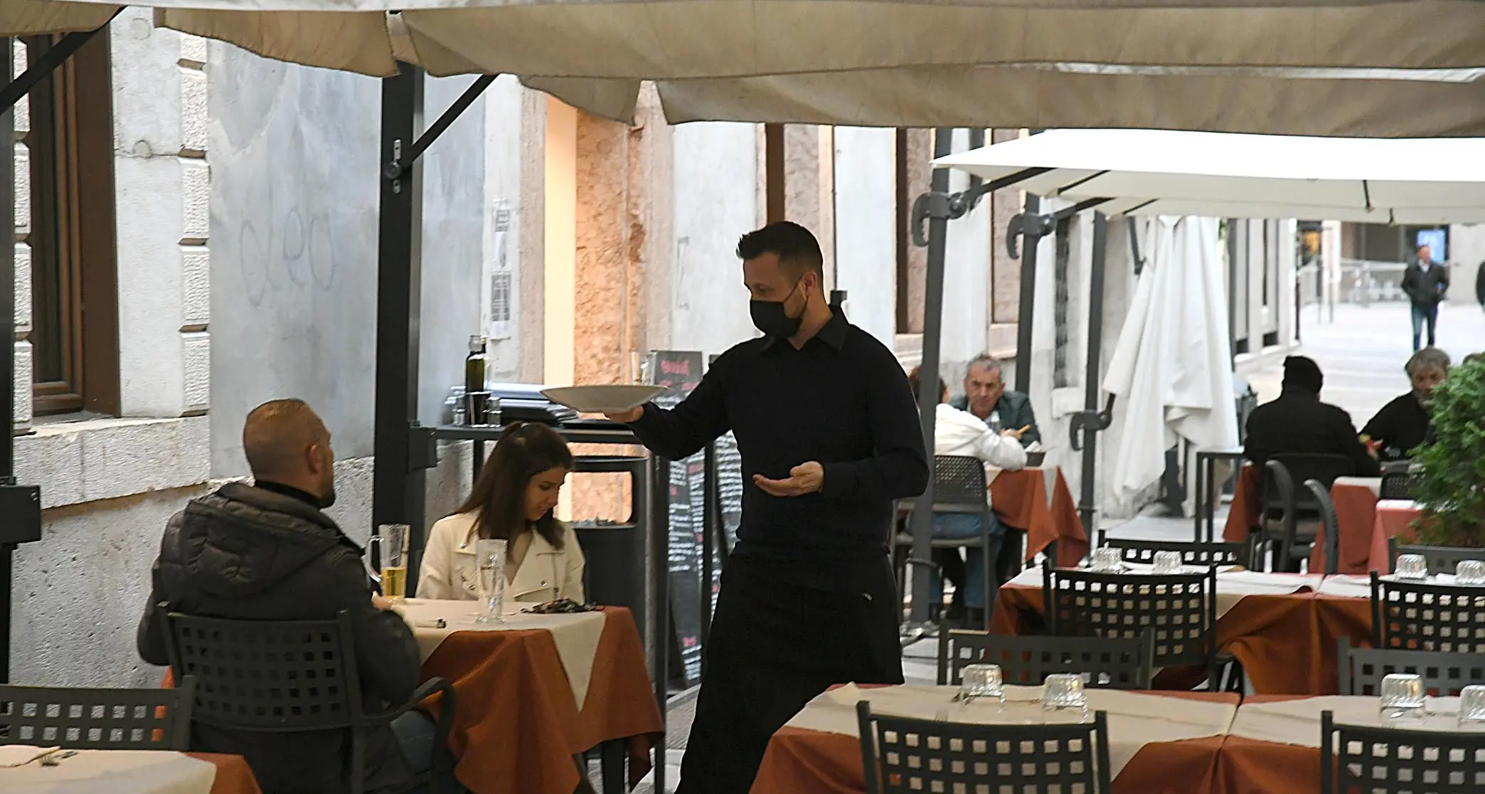 Quasi tutta Italia in «giallo», la situazione Covid migliora, nessuna zona rossa