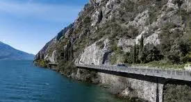 Ciclovia del Garda, cantieri sulla Gardesana occidentale: senso unico alternato per due mesi