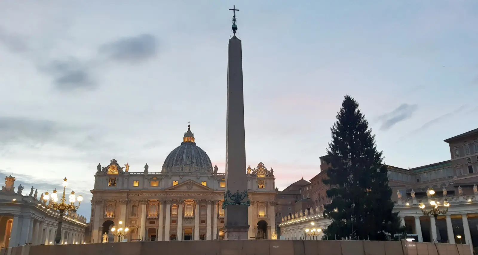 L’albero di Andalo per il papa al centro di una feroce polemica «social», e il sindaco smonta le fake news: «non è costato 175 mila euro»