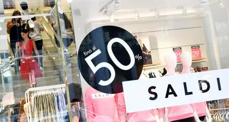 Primo giorno di saldi estivi anche in Trentino, Federmoda: “Sta tornando la voglia di comprare direttamente nei negozi”