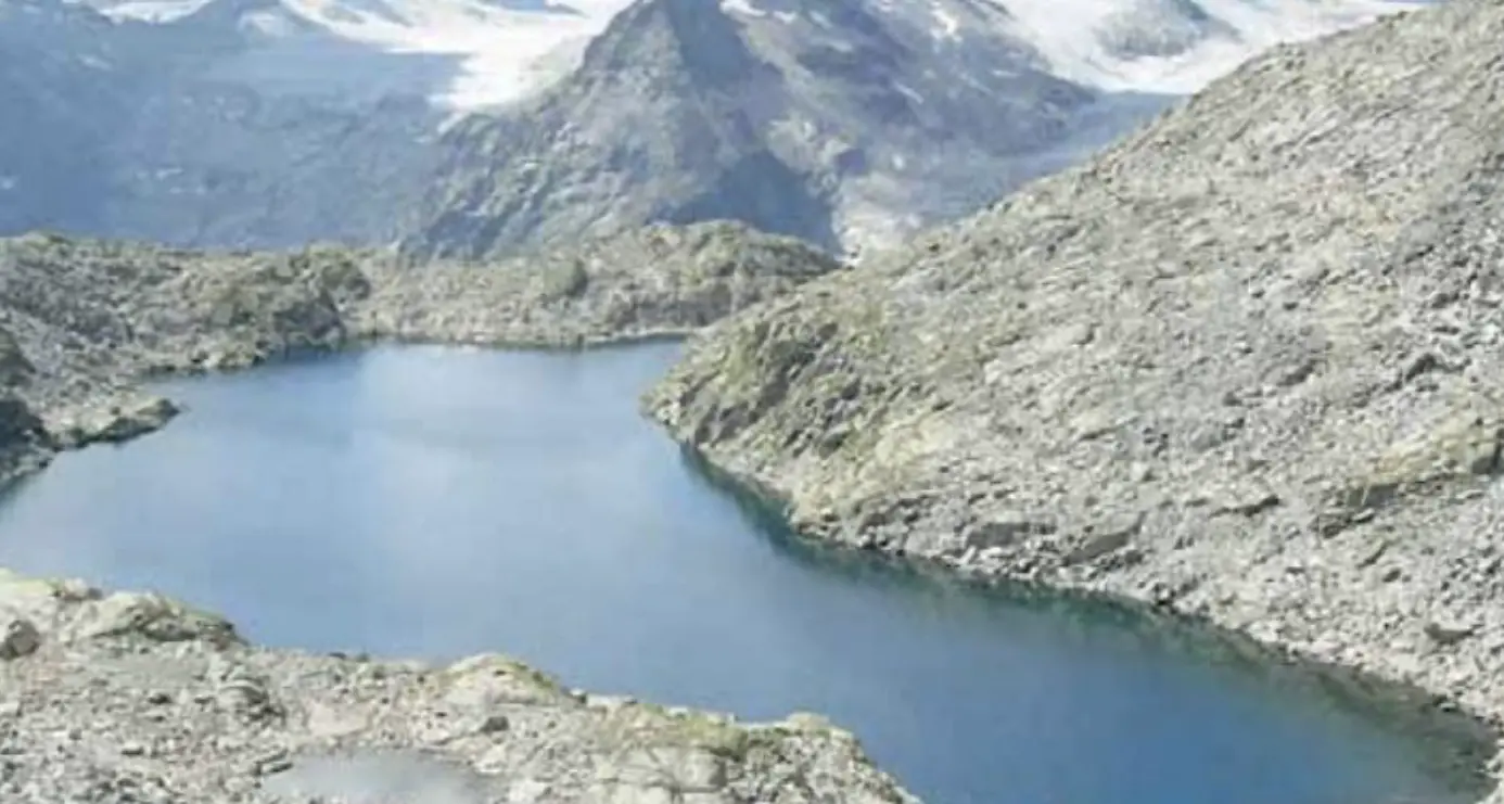 L’allarme di Lorenzo Giovanni, ricercatore universitario: «I piccoli laghi alpini sono a rischio»