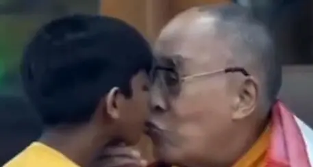 Dalai Lama chiede al bambino: “Succhiami la lingua”. Poi si scusa