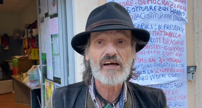 Il no vax che fa lo sciopero della fame contro vaccini e green pass: «Andrò avanti fino alla morte, se Draghi non se ne va»
