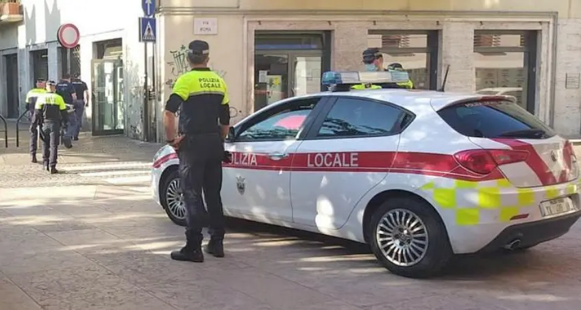 Polizia Locale di Trento, lotta allo spaccio di droga: in piazza Santa Maria trovato un panetto di hashish da mezzo chilogrammo