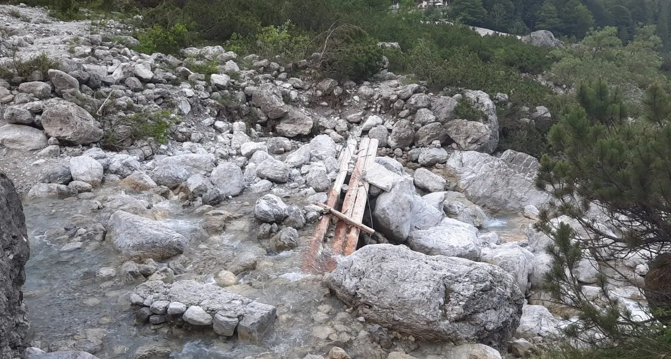 Stagione di turisti, ma sotto il Croz dell'Altissimo si rischia nel guado: il ponticello portato via dall'acqua