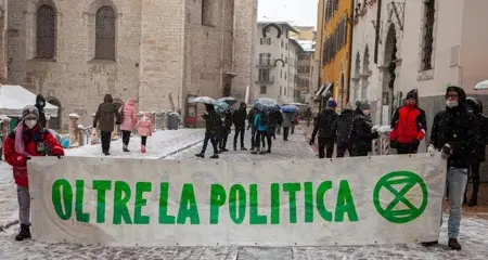 «Blocchiamo tutto, per salvare il pianeta”: cronaca di un aperitivo con i ribelli del clima