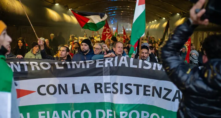Pro Palestina, manifestanti in piazza nel pomeriggio a Trento malgrado il divieto