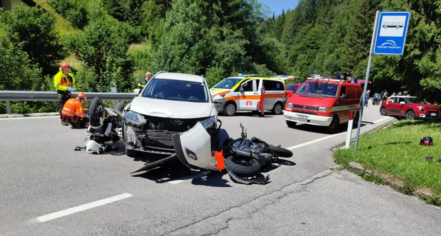 Tragico scontro auto-moto nel Primiero: muore una turista tedesca, ferito il marito