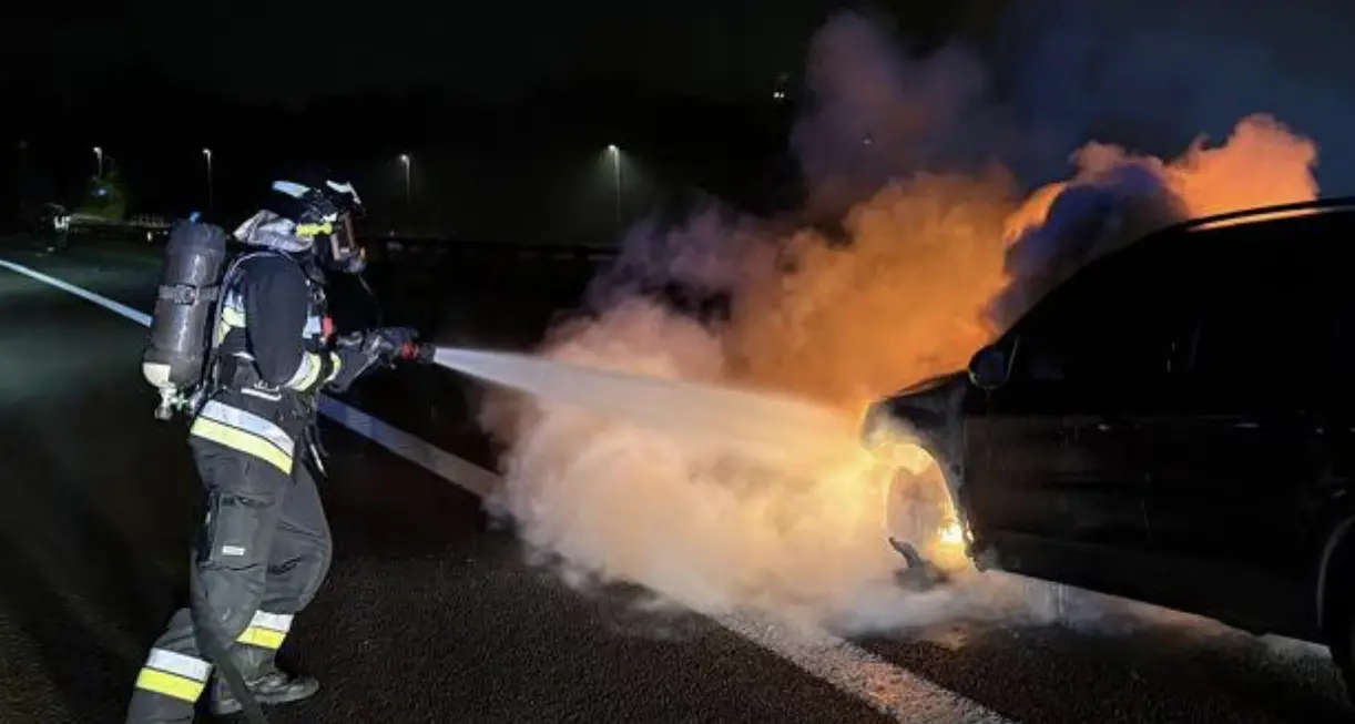 A22, auto prende fuoco a Rovereto: il conducente e i passeggeri si salvano