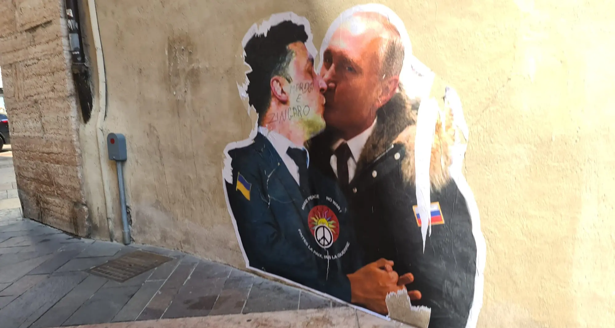 Il messaggio di pace non piace ai vandali: “rovinato” il bacio tra Putin e Zelensky