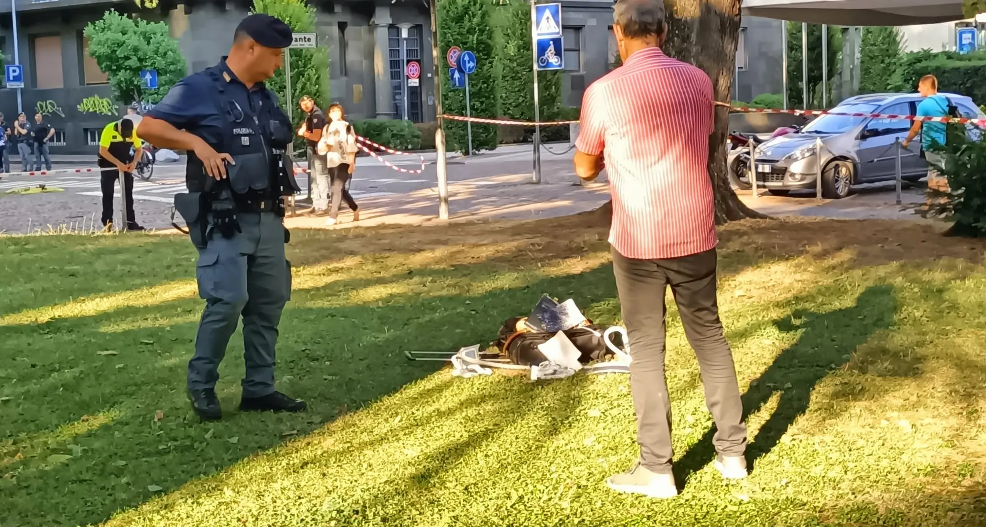 Trolley abbandonato in piazza Dante, scatta l'allarme con gli artificieri, area transennata