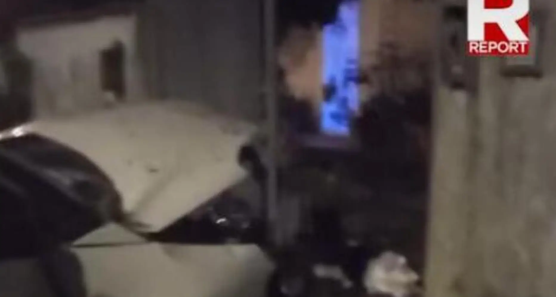 Una bomba fa esplodere nella notte le auto del giornalista Ranucci e della figlia a Pomezia
