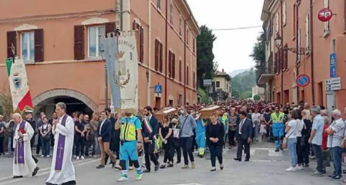Per l’ultimo saluto a Silvia e Ugo 2.000 persone in piazza e le note di Vasco Rossi