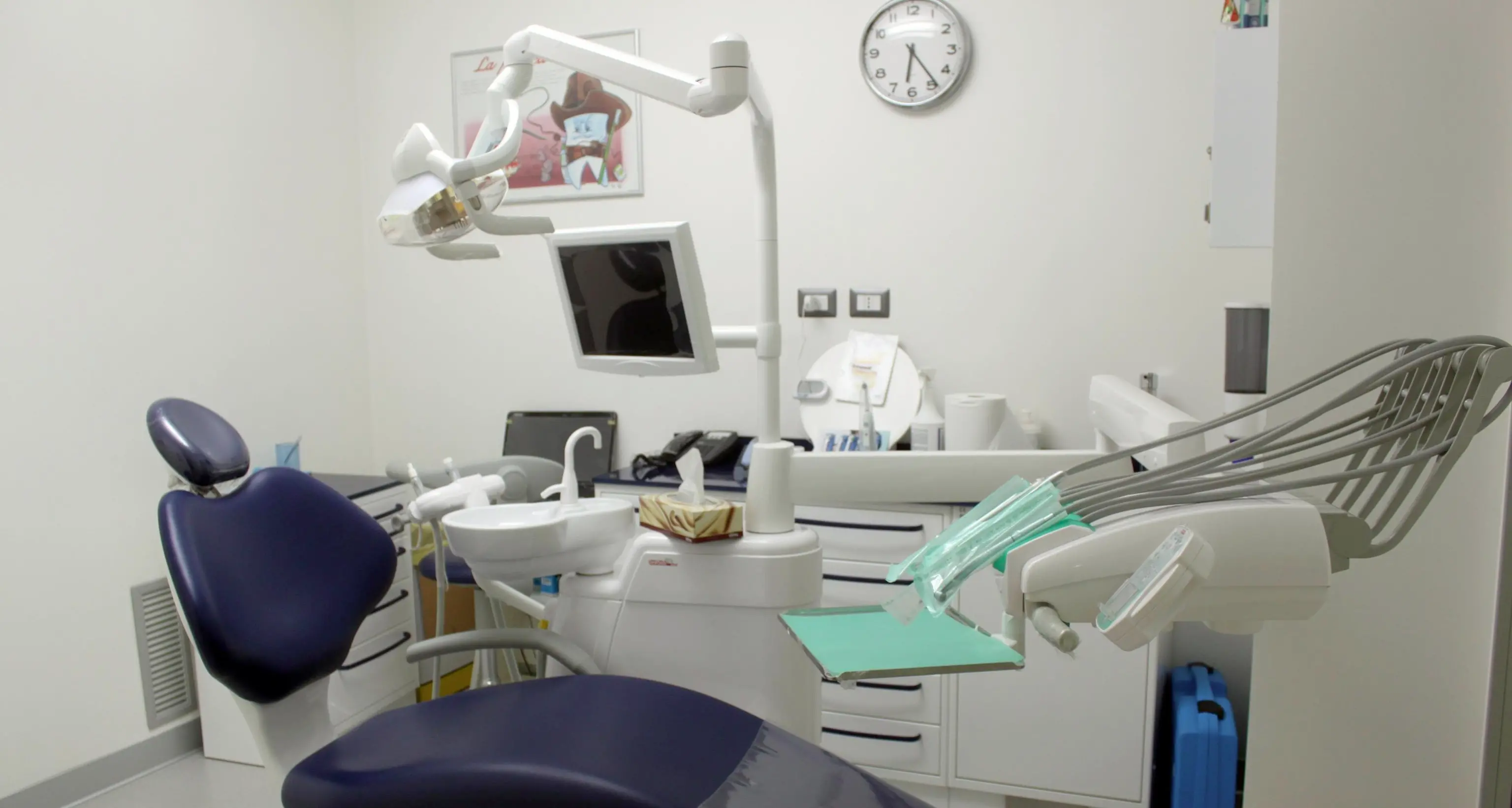 I Nas dal dentista, assistente non vaccinata, irrompono gli attivisti no-vax con le telecamere: parapiglia, denunciati medico e collaboratrice