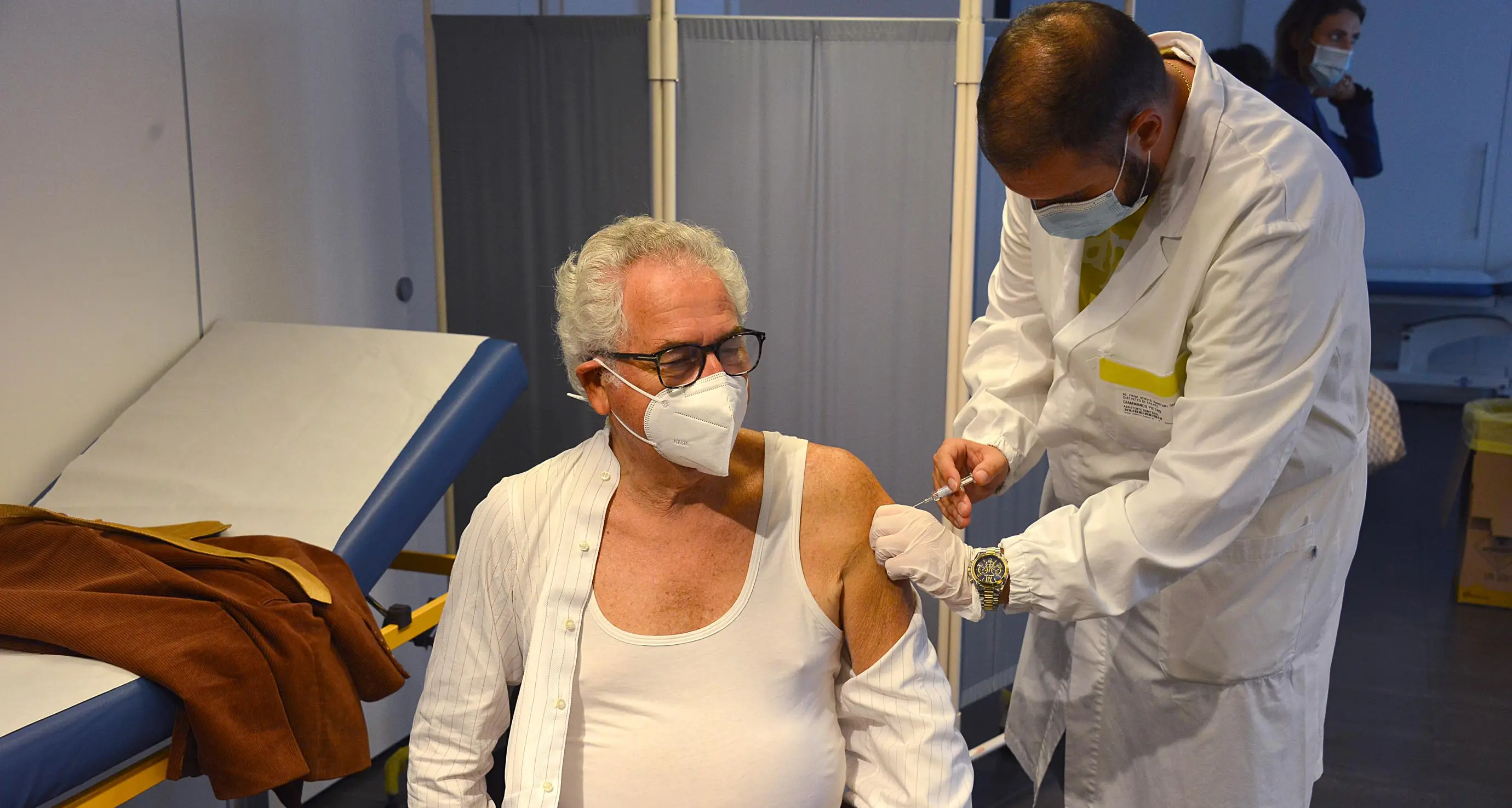 Vaccino per l’influenza, si partre il 2 novembre, prima gli over 60, gli operatori sanitari e i pazienti «fragili» con patologie. Ecco come prenotare