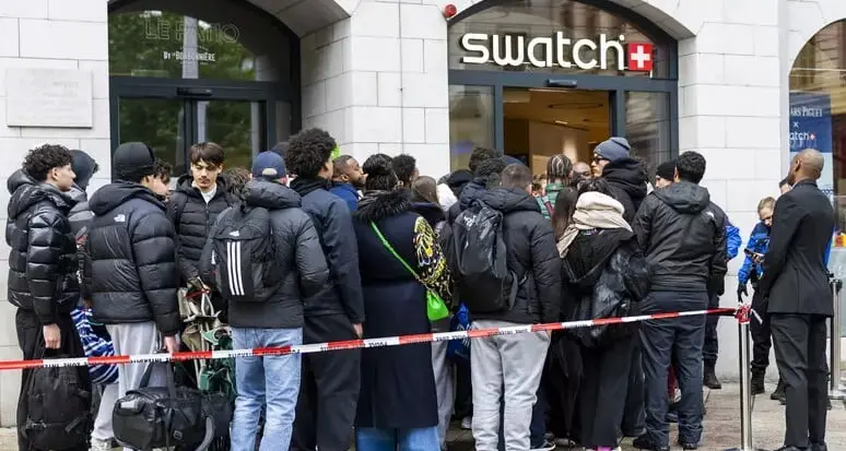 Assalto agli store di tutta Italia per assicurarsi il nuovo orologio da taschino nato dall’unione tra Swatch e Audemars Piguet