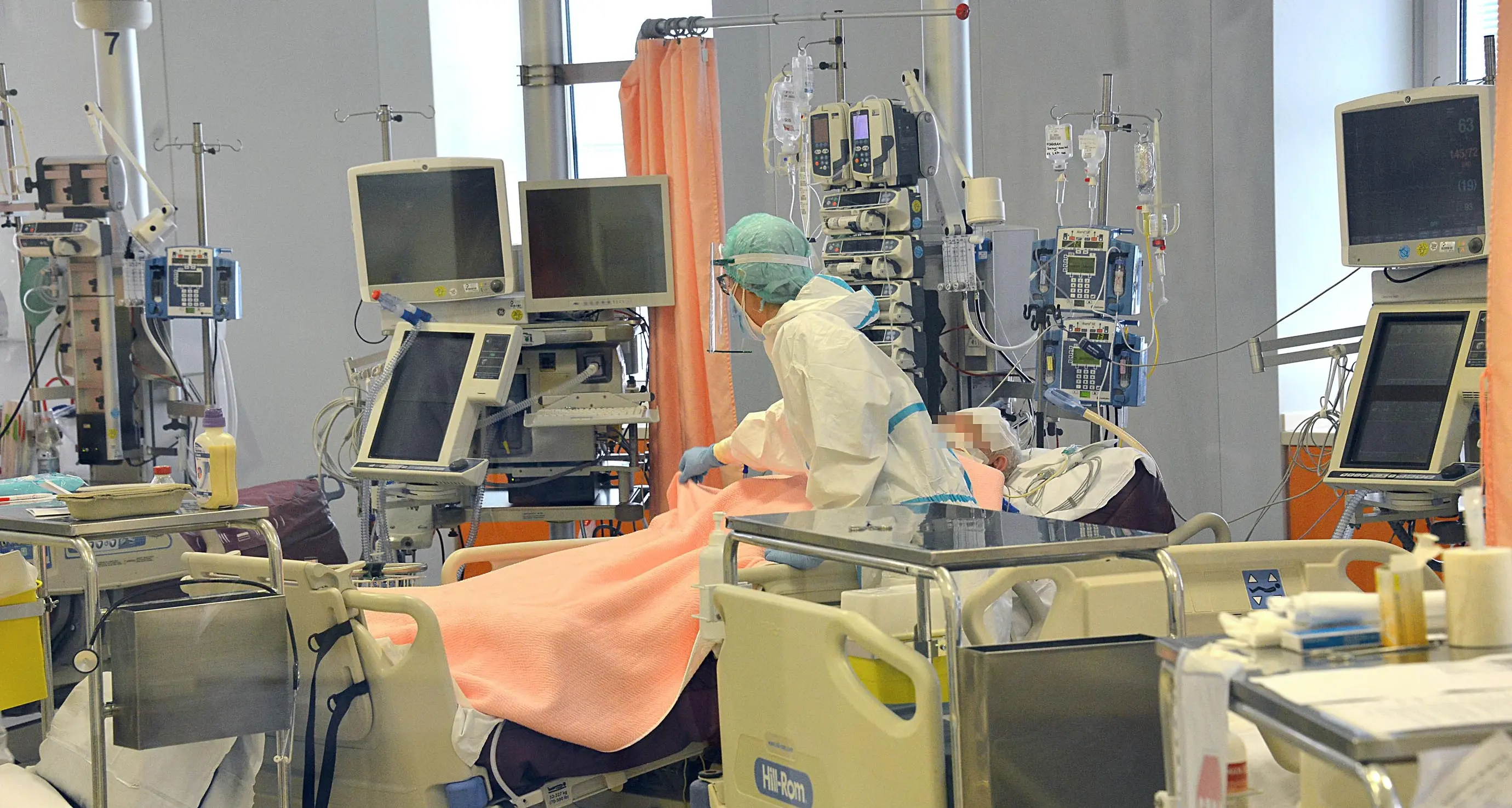 Cinquantenne no-vax morto al Santa Chiara per aver rifiutato le cure, il primario Penzo: «Facciamo di tutto per convincerli, ma i pazienti hanno il diritto di dire no»