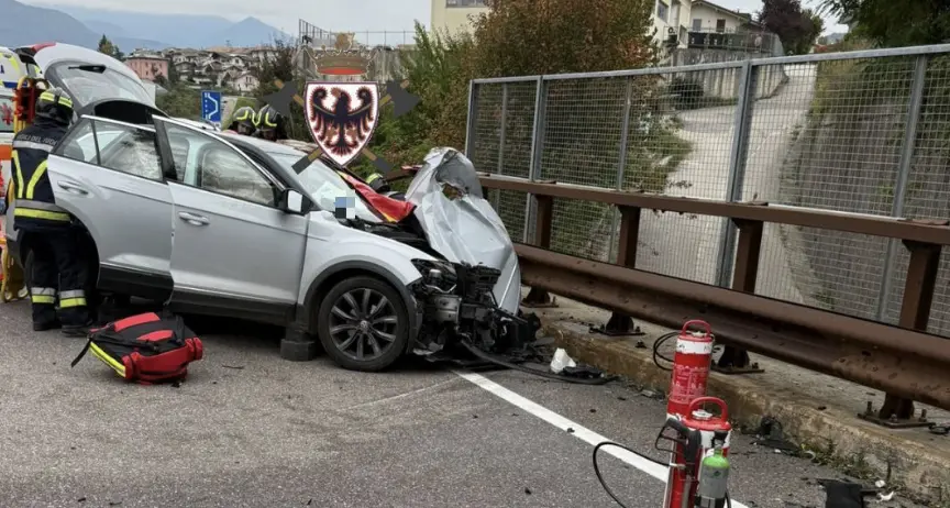 Taio: scontro sulla Statale 43, una persona estratta dalle lamiere con le pinze idrauliche