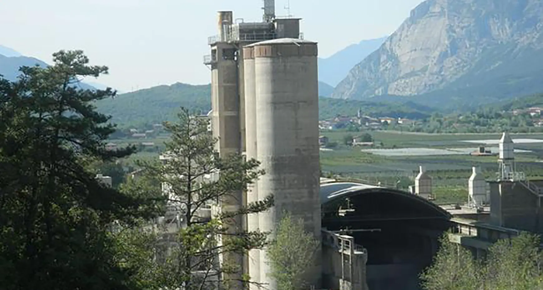Cementificio delle Sarche, diffida dell'Appa: oltre ai fumi, troppe polveri