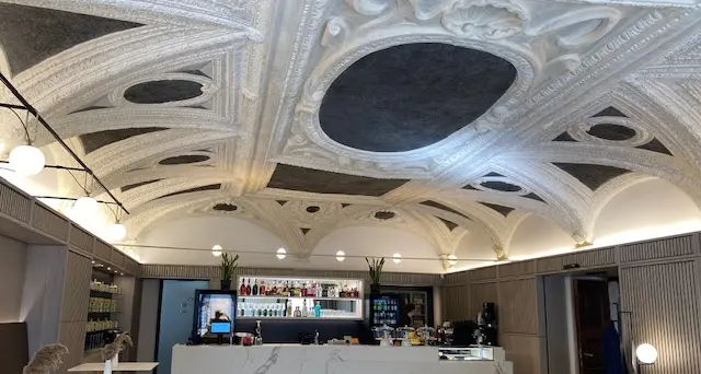 La Cassa Rurale di Trento apre un bar in via Belenzani. E parte la polemica