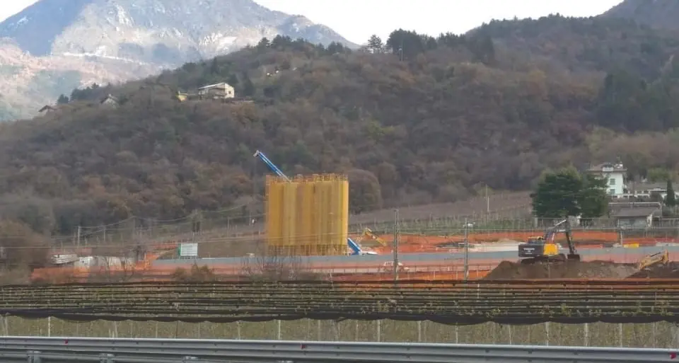 Bypass ferroviario, si va avanti sul fronte sud, a Mattarello spuntano i mega-silos del cemento