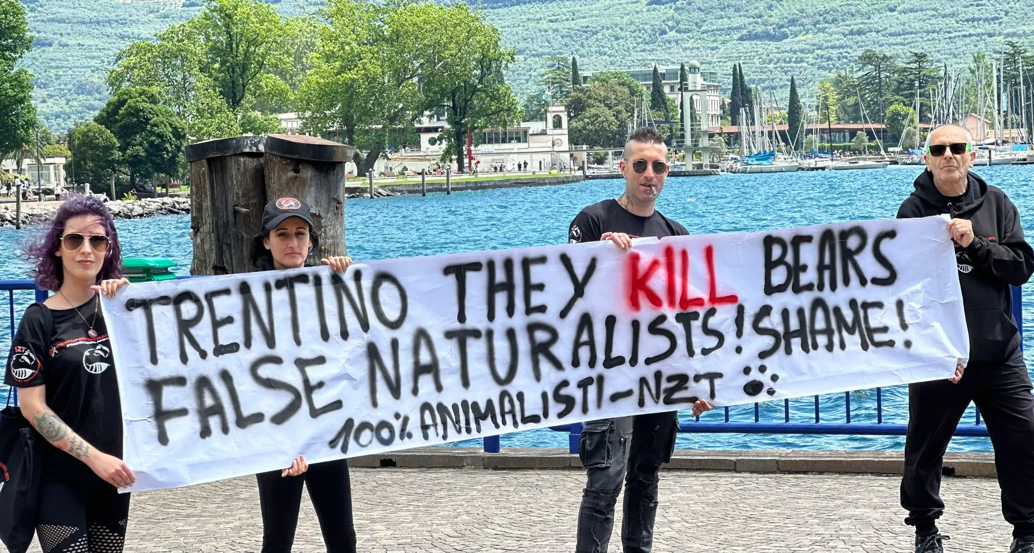 Blitz animalista a Riva del Garda: «I turisti sappiano che la Provincia uccide gli orsi»