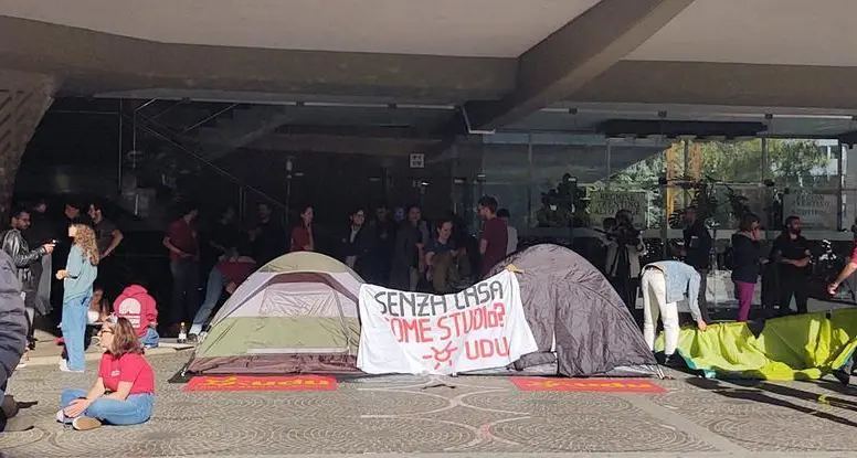 “Dormiamo qui la notte e ci stiamo preparando per gli esami”. Continua la protesta degli studenti contro il caro affitti
