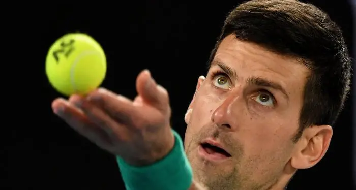 Djokovic, non vaccinato, ha una «deroga» per giocare agli Open d’Australia, ma lo bloccano in aeroporto: «Chiarisca, o non può entrare»