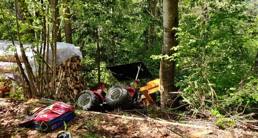 Si ribalta il trattore carico di legna, muore un contadino