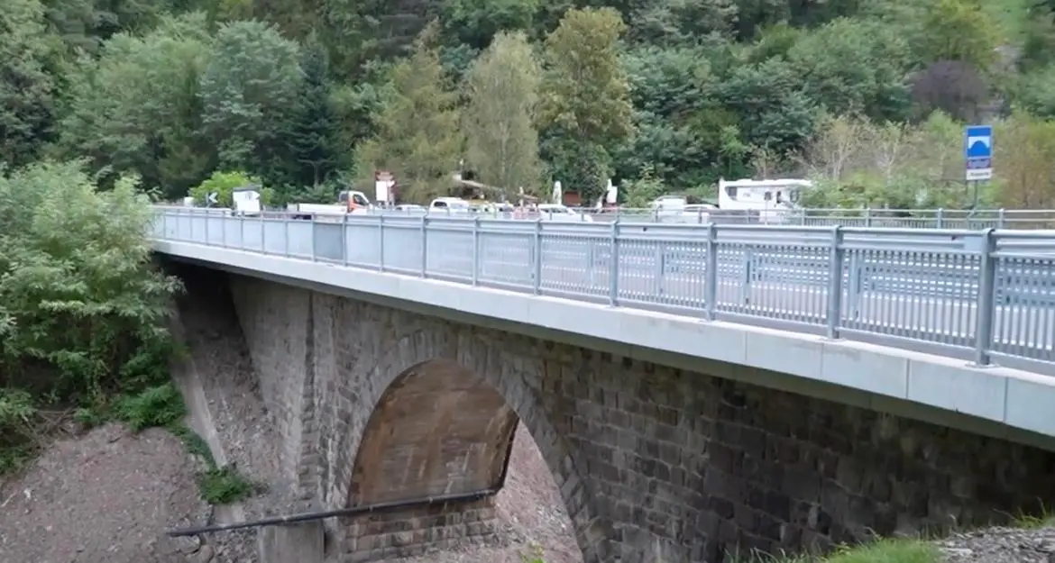 Val di Cembra, ponte sul rio Regnana, finiti i lavori di consolidamento, allargato di venti centimetri