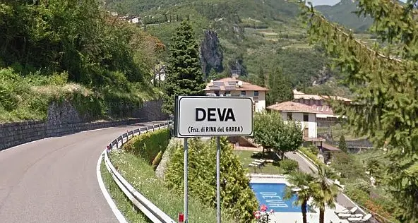 Cammina al buio lungo la strada, giovane travolto a Riva del Garda