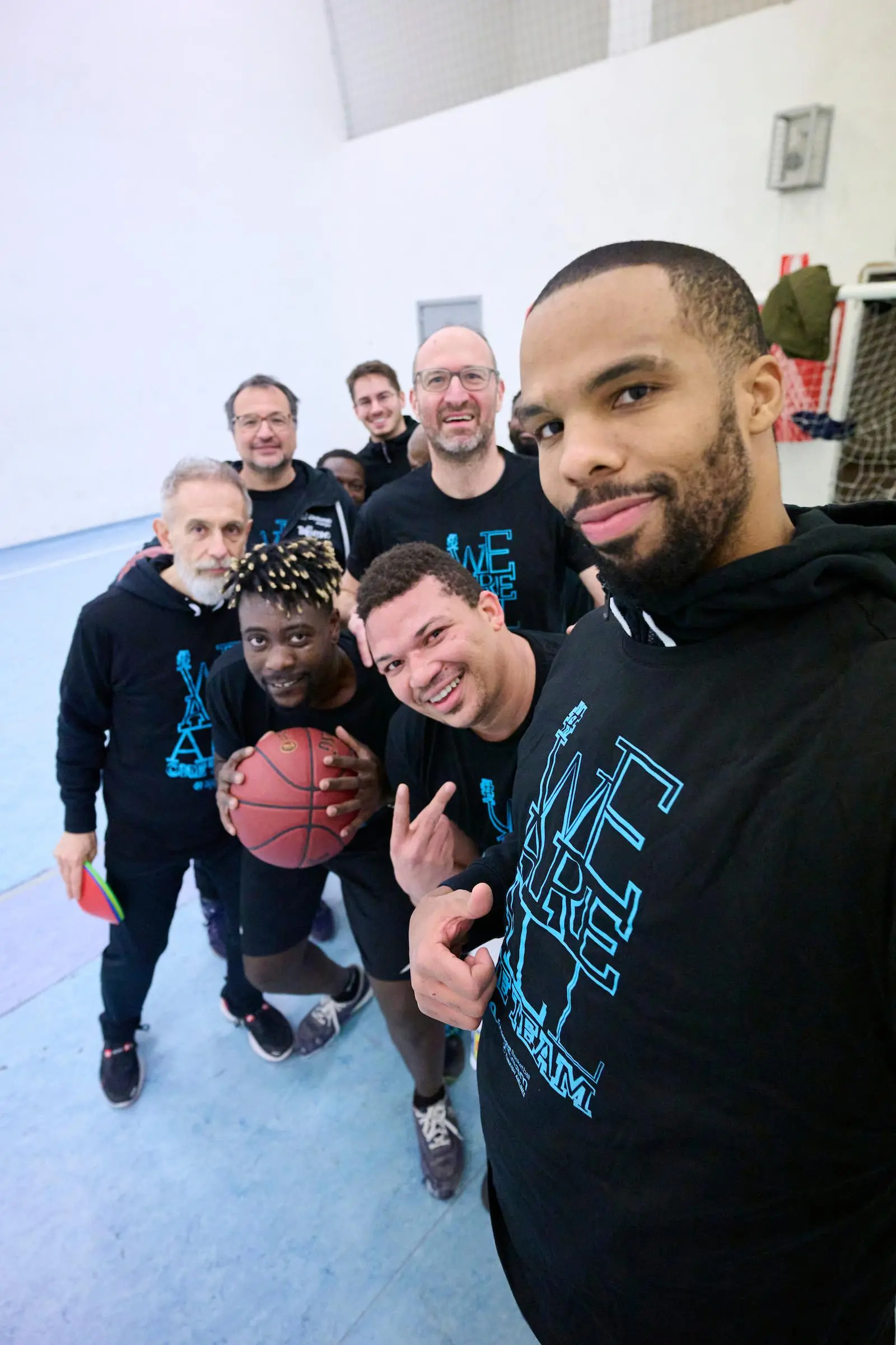 I giocatori dell’Aquila Basket in carcere per portare felicità attraverso lo sport