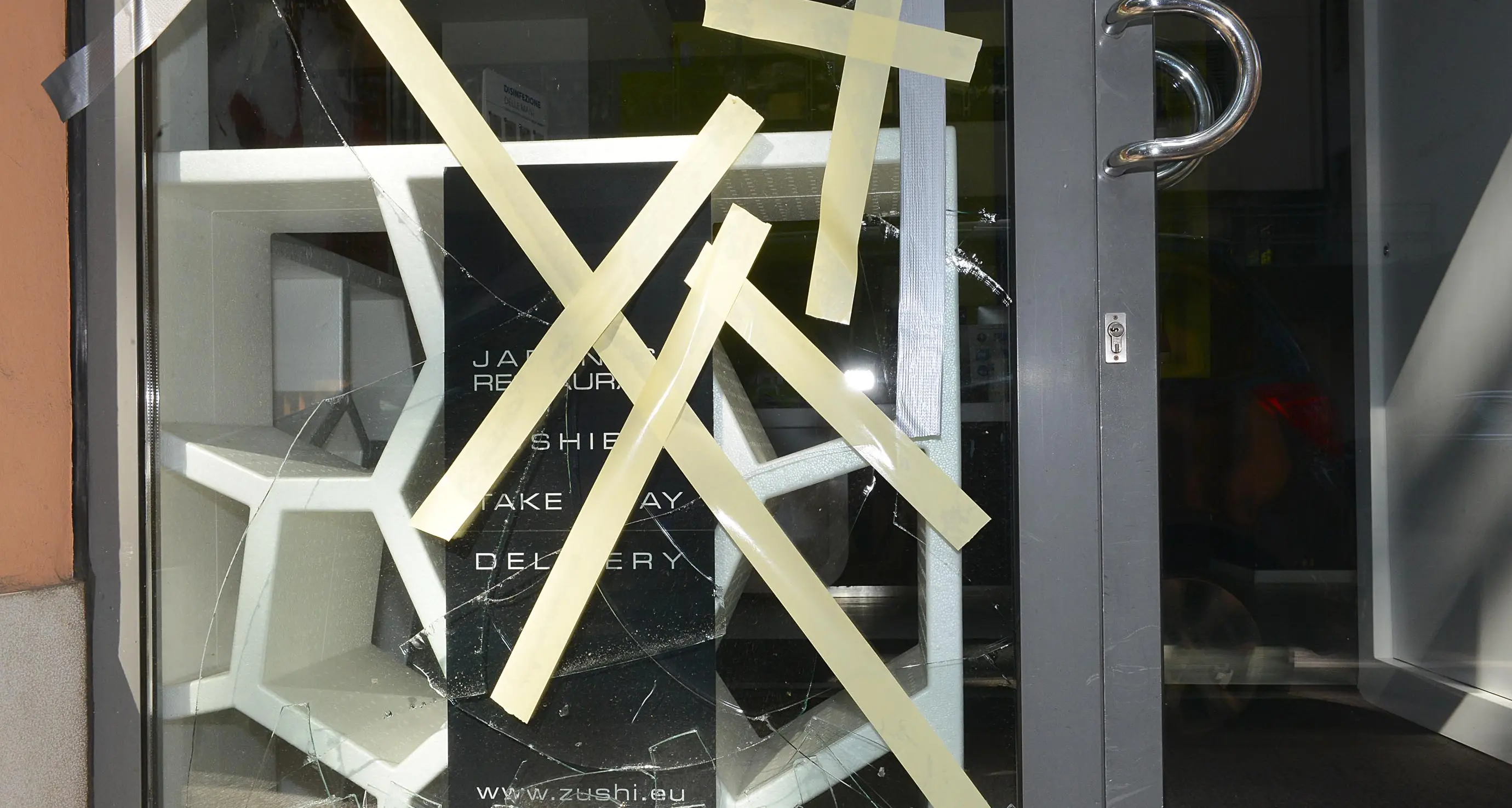 Spaccata al ristorante Zushi, continua l’ondata di furti con vetrine rotte a Trento