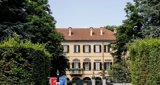 Berlusconi: il feretro lascia Villa San Martino