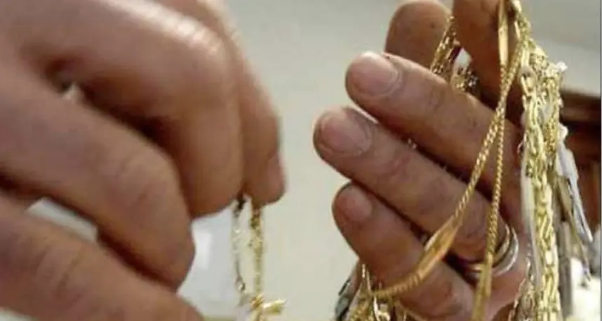 Gli confiscano i gioielli ma sono della moglie: filmati e foto per comprovare la proprietà