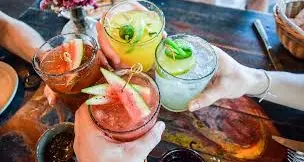 L'aperitivo serale vale un giro d'affari di 4,5 miliardi di euro: a organizzarlo 14 milioni di italiani