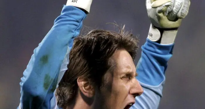 Ajax, grande preoccupazione per Van der Sar: ricoverato per emorragia cerebrale