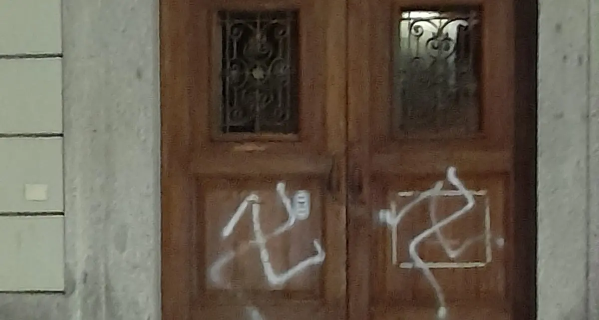 Svastiche e scritte contro il green pass in diversi punti di Tione: indagini in corso