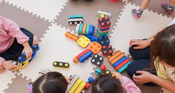 Scuole dell’infanzia chiuse a luglio, maestre furenti: “Gerosa adesso mantenga le promesse”