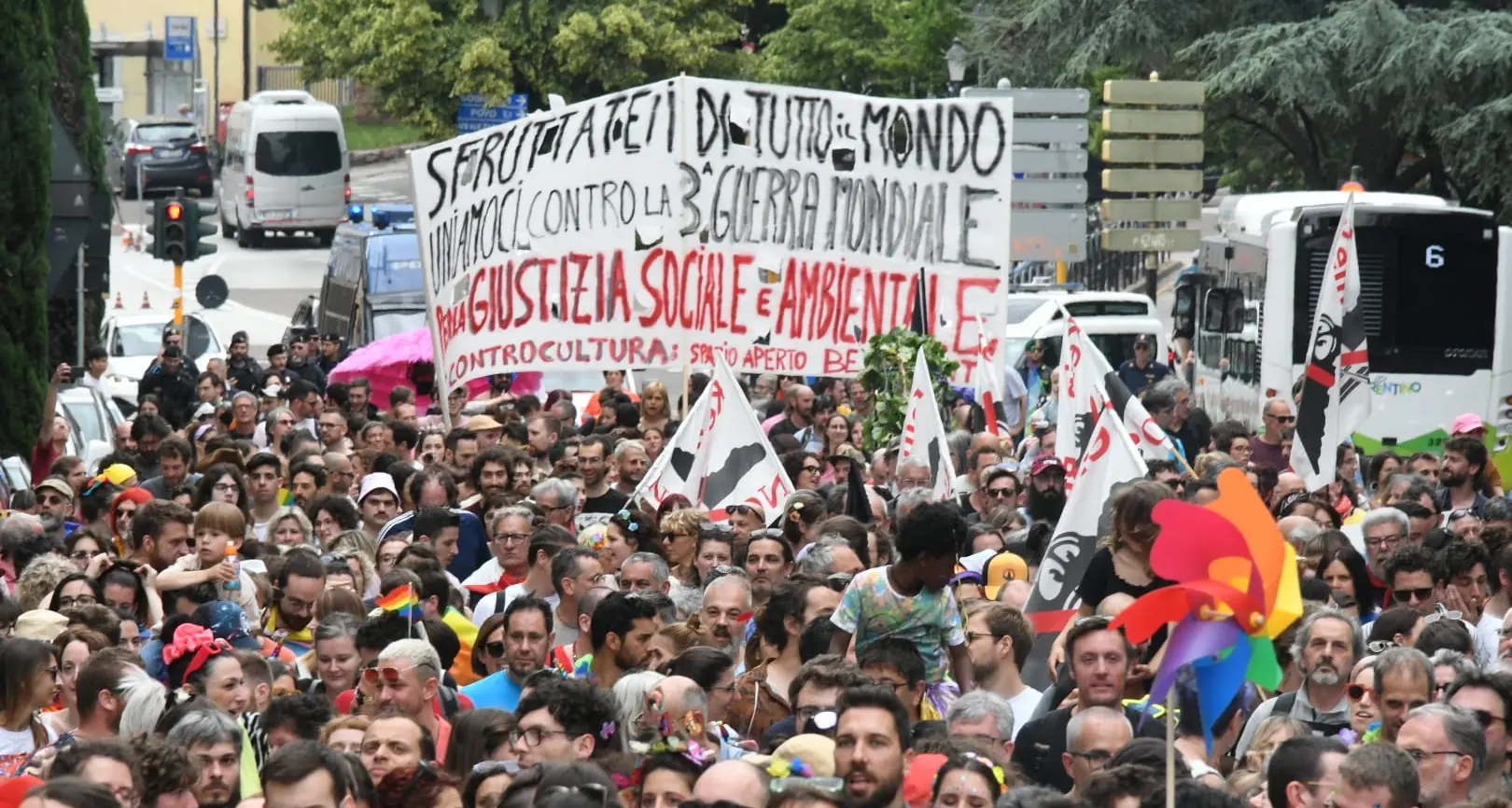 Dolomiti pride, in migliaia al corteo del popolo arcobaleno: “Basta ad ogni forma di discriminazione”