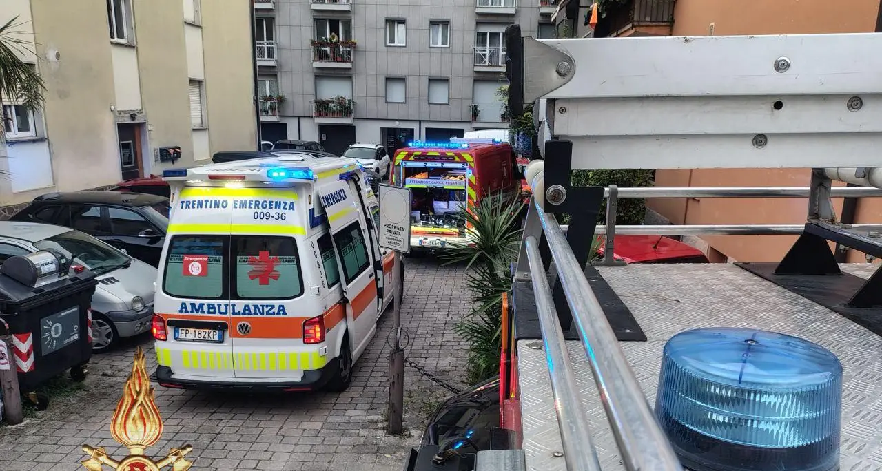 Riva del Garda: incidente in via Ardaro, pedone sotto un autocarro