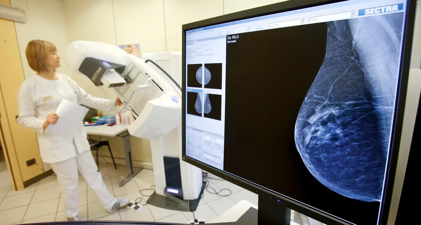 Screening mammografico anche alle anziane. Ma non c'è personale per farli, visite «diluite» nel tempo, le più giovani fra… due o tre anni